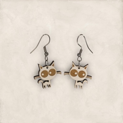 Brincos de gato em madeira clara e castanha