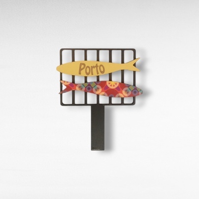 Prendedor de metal com dois peixes decorativos em madeira, um amarelo com texto 'Porto' e outro colorido