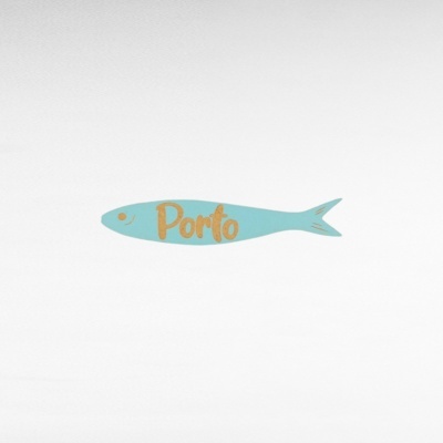 Peixe decorativo azul claro em madeira com texto Porto dourado