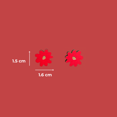 Pequenas flores vermelhas de madeira com centro castanho sobre fundo vermelho.