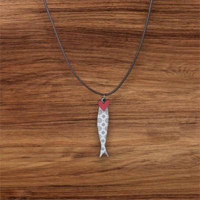 Colar com pendente de peixe branco e cabeça em coração vermelho