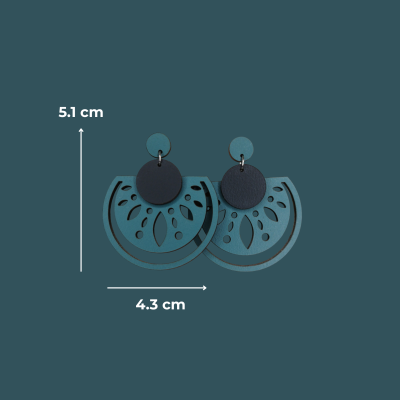 Brincos azuis escuros e pretos semicirculares com recortes e círculos