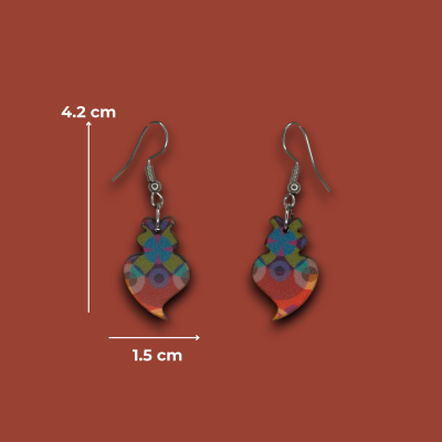Brincos com padrão geométrico colorido em forma de coração.