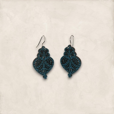 Par de brincos azuis e pretos com padrão detalhado suspensos em fundo claro