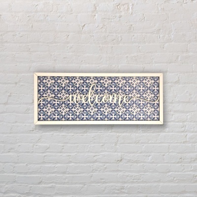 Quadro decorativo retangular com moldura branca e palavra welcome em branco sobre padrão azul e branco