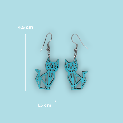 Brincos pendentes azul turquesa em forma de gato geométrico com gancho metálico.