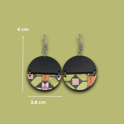 Brincos semicirculares com padrão geométrico colorido