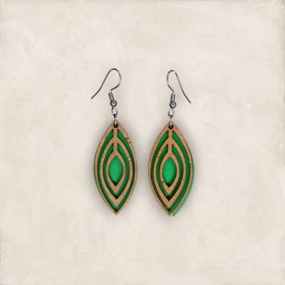 Brincos de cortiça pendentes com padrão geométrico verde.