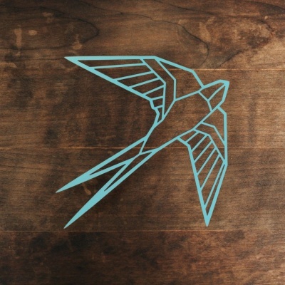 Desenho azul de pássaro em superfície de madeira