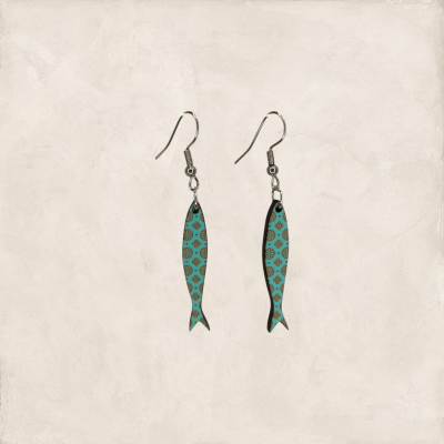 Brincos em forma de peixe azul com padrão flores douradas