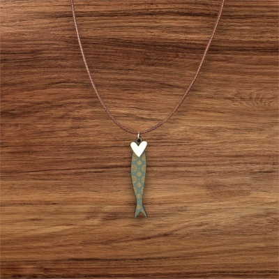 Colar com pendente em forma de peixe azul com padrão dourado e coração branco