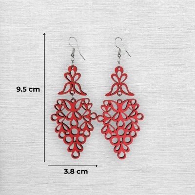 Brincos pendentes vermelhos de filigrana sobre fundo cinzento