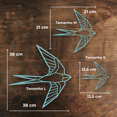 Três andorinhas azuis em diferentes tamanhos sobre fundo de madeira com medidas e nomes dos tamanhos