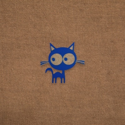 Desenho simples de gato azul em tecido castanho texturado