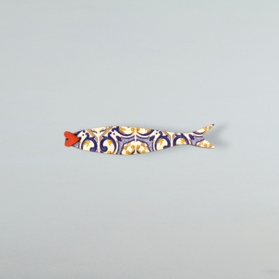 Figura decorativa de peixe com padrões coloridos sobre fundo cinza