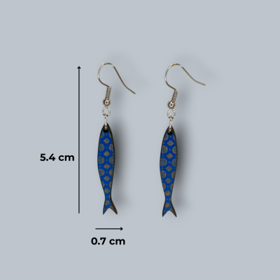 Brincos em forma de peixe azul com padrões dourados