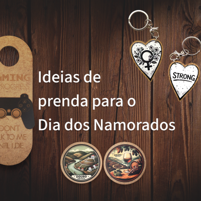Produtos para o Dia dos Namorados sobre mesa de madeira, com pendente de porta, porta-chaves e porta-copos decorativos