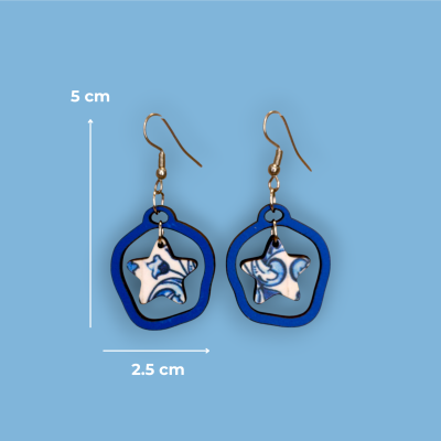 Brincos azuis com estrelas e padrão azul em fundo azul