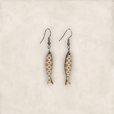 Brincos pendentes em forma de peixe com padrão castanho