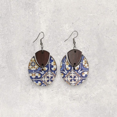 Brincos pendentes com padrão de azulejo e madeira escura