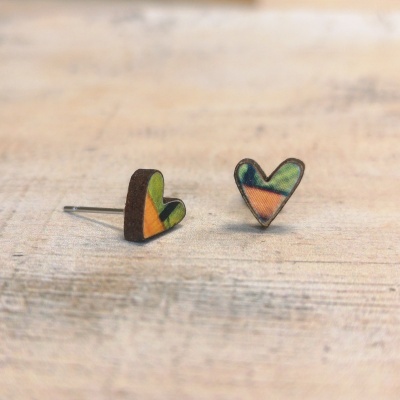 Brincos em forma de coração de madeira com detalhes coloridos em tecido.