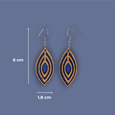 Brincos de madeira recortada com fundo azul e gancho prateado