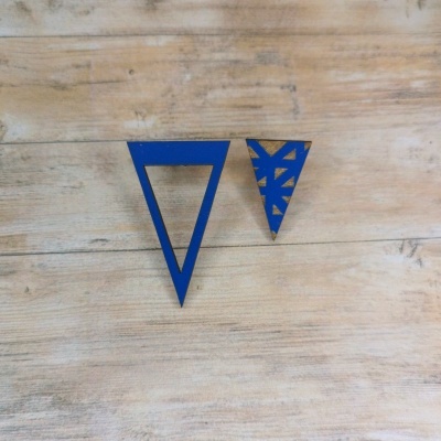 Dois brincos triangulares em madeira azul e padrão azul