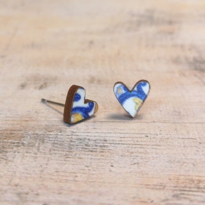 Brincos coração em madeira e cerâmica azul, branco e amarelo