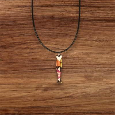 Colar com pendente em forma de peixe colorido e coração branco