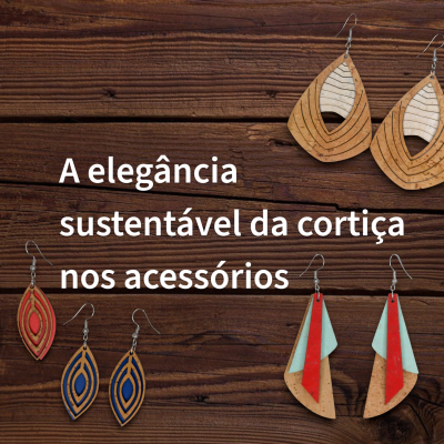 Quatro pares de brincos de cortiça coloridos sobre madeira escura com texto em português