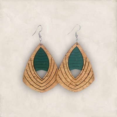 Brincos triangulares em cortiça com detalhes verdes