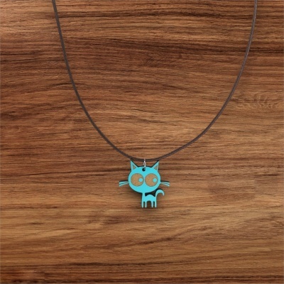 Colar com pendente de gato azul e madeira sobre madeira