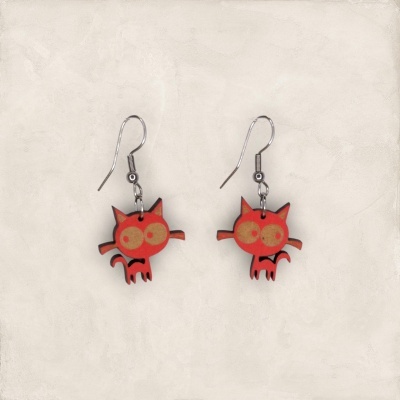 Brincos em madeira com forma de gato vermelho