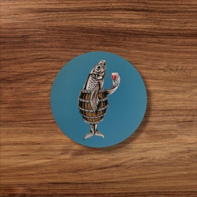 Disco de madeira redondo azul com ilustração de peixe e barril segurando taça