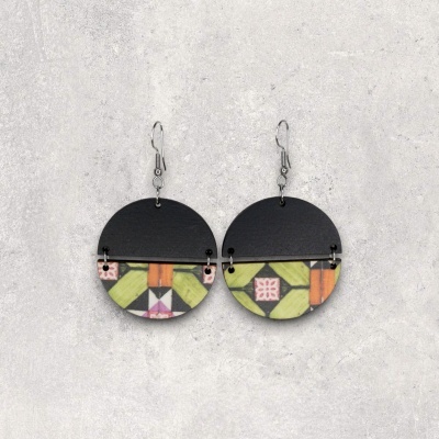 Brincos redondos pendentes com padrão geométrico e metade preta lisa