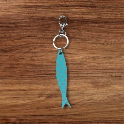 Porta-chaves com pendente em forma de peixe azul claro com padrão de círculos em tons de azul escuro