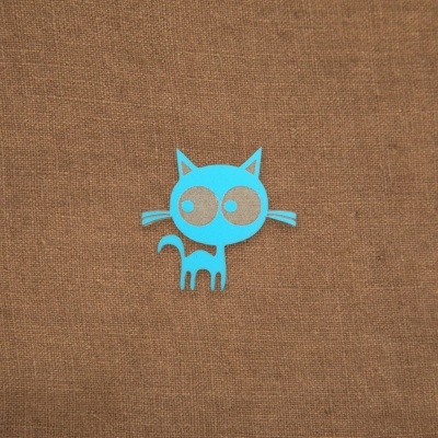 Desenho de gato azul claro em fundo tecido castanho