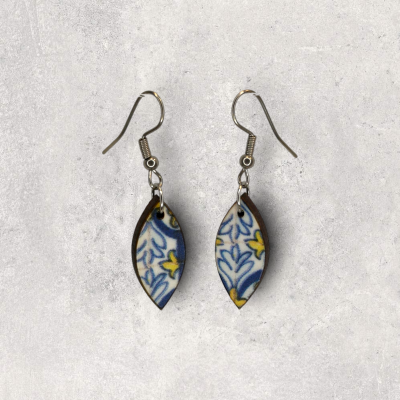 Brincos de formato folha com padrão floral azul e amarelo