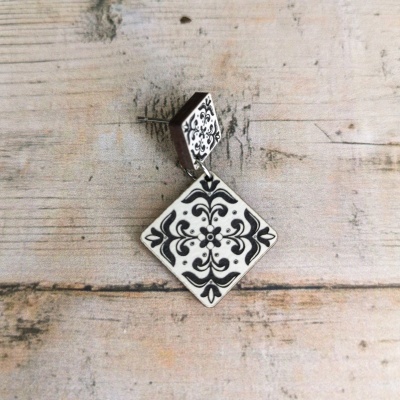 Brinco pendente quadrado preto e branco com padrão decorativo