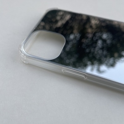 Capa transparente espelhada para smartphone com grande recorte para câmara