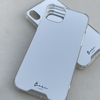 Capas de telemóvel brancas com bordas transparentes e texto Bae Lisboa