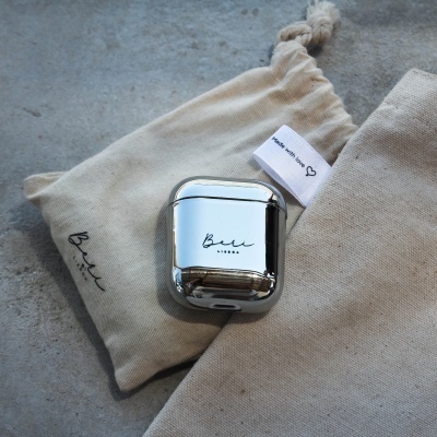 Estojo prateado para auriculares com saco de pano bege