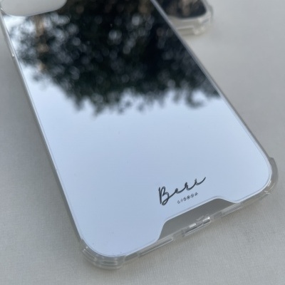 Capa para smartphone branca espelhada com texto Beez