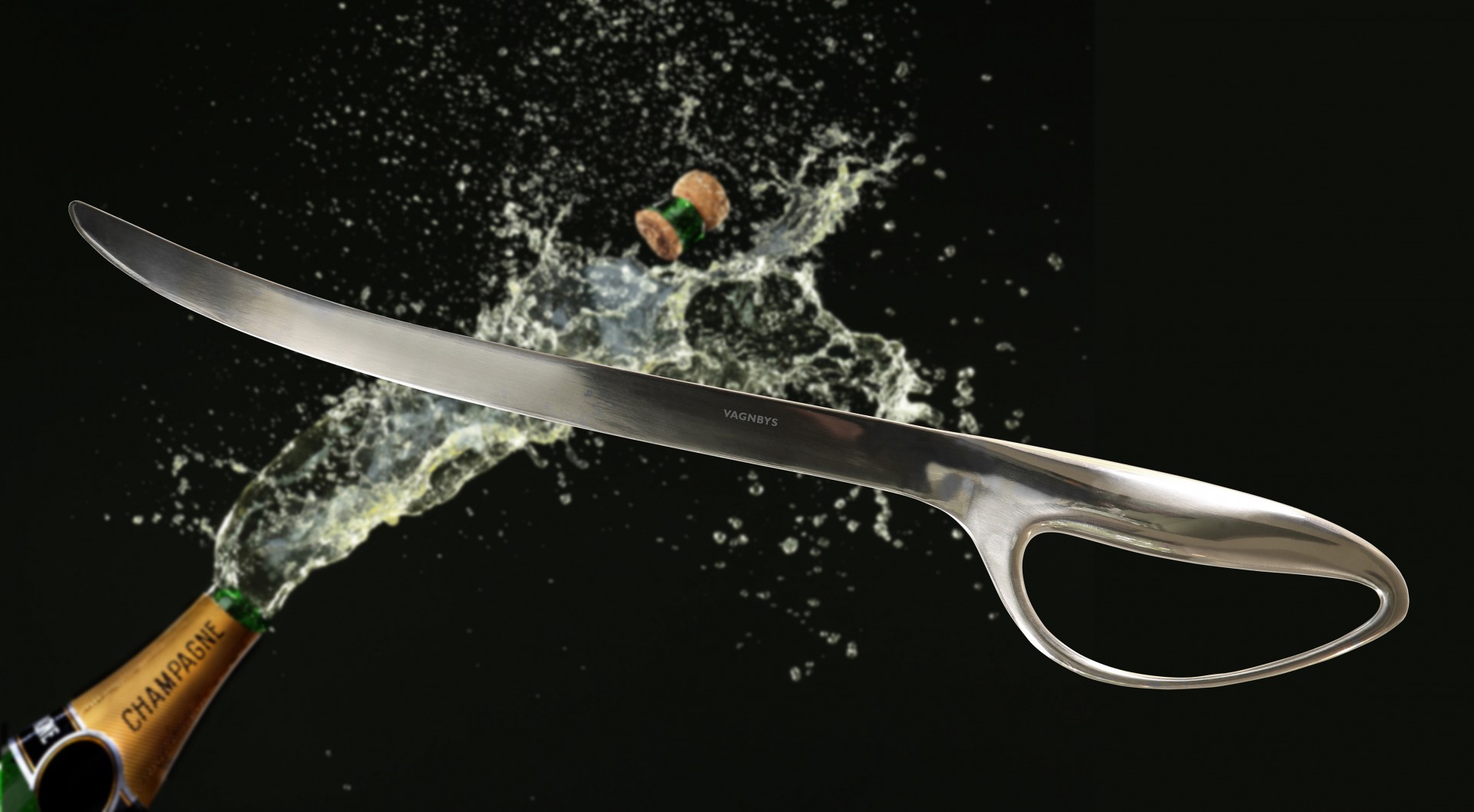 Faca curva em aço inoxidável com cabo aberto em fundo preto, garrafa de champanhe e líquido salpicando