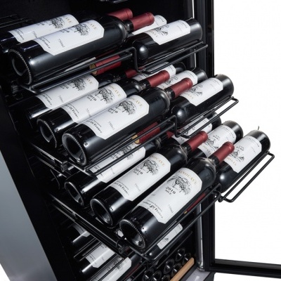 Frigorífico de vinhos com garrafas de vinho tinto em prateleiras metálicas pretas