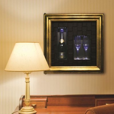 Quadro com garrafa de champanhe e copos ao lado de candeeiro e mesa em madeira