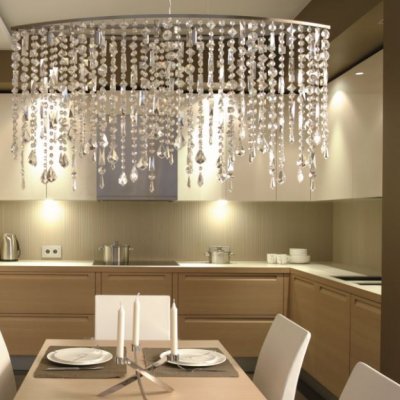 Luminária de teto com cristais pendurados na cozinha moderna com decoração neutra