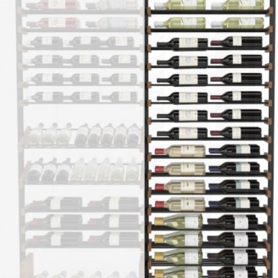 Estante metálica preta carregada com garrafas de vinho coloridas