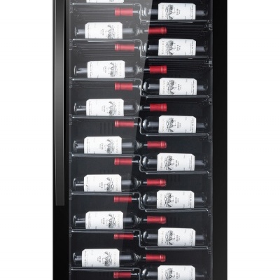 Frigorífico vertical com porta de vidro cheio de garrafas de vinho com rótulos brancos e tampas vermelhas