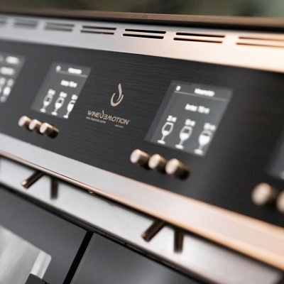 Painel de controlo de eletrodoméstico KitchenAid com detalhes em cobre e texto 'WINE MOTION'